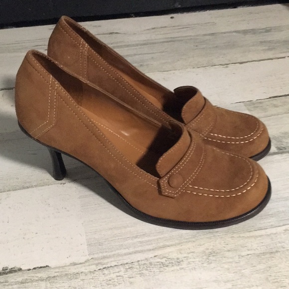 Gianni Bini woman’s tan suede closed toe high heels w/faux strap, button size 8M - Picture 2 of 7